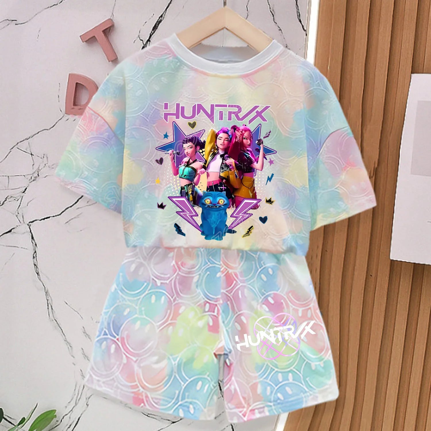 Nouvel ensemble T-shirt et pantalon KPOP Demon Hunters pour filles, vêtements d'été Kawaii avec visage souriant, tenues à manches courtes, pyjama pour enfants, cadeau