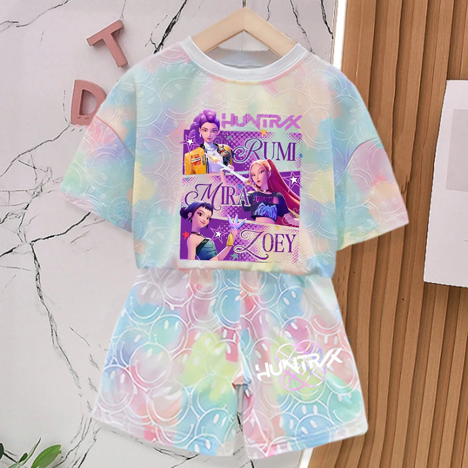 Nouvel ensemble T-shirt et pantalon KPOP Demon Hunters pour filles, vêtements d'été Kawaii avec visage souriant, tenues à manches courtes, pyjama pour enfants, cadeau