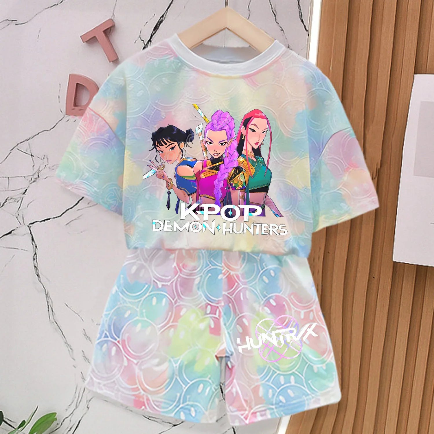Nouvel ensemble T-shirt et pantalon KPOP Demon Hunters pour filles, vêtements d'été Kawaii avec visage souriant, tenues à manches courtes, pyjama pour enfants, cadeau