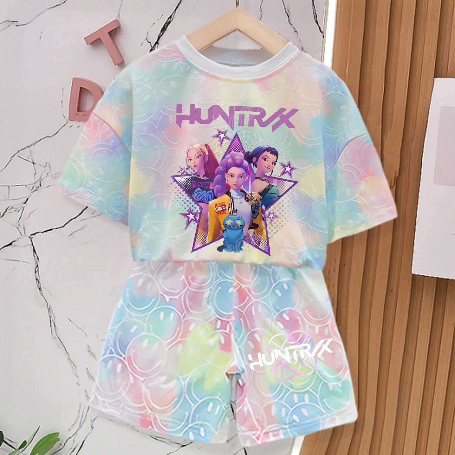 Nouvel ensemble T-shirt et pantalon KPOP Demon Hunters pour filles, vêtements d'été Kawaii avec visage souriant, tenues à manches courtes, pyjama pour enfants, cadeau