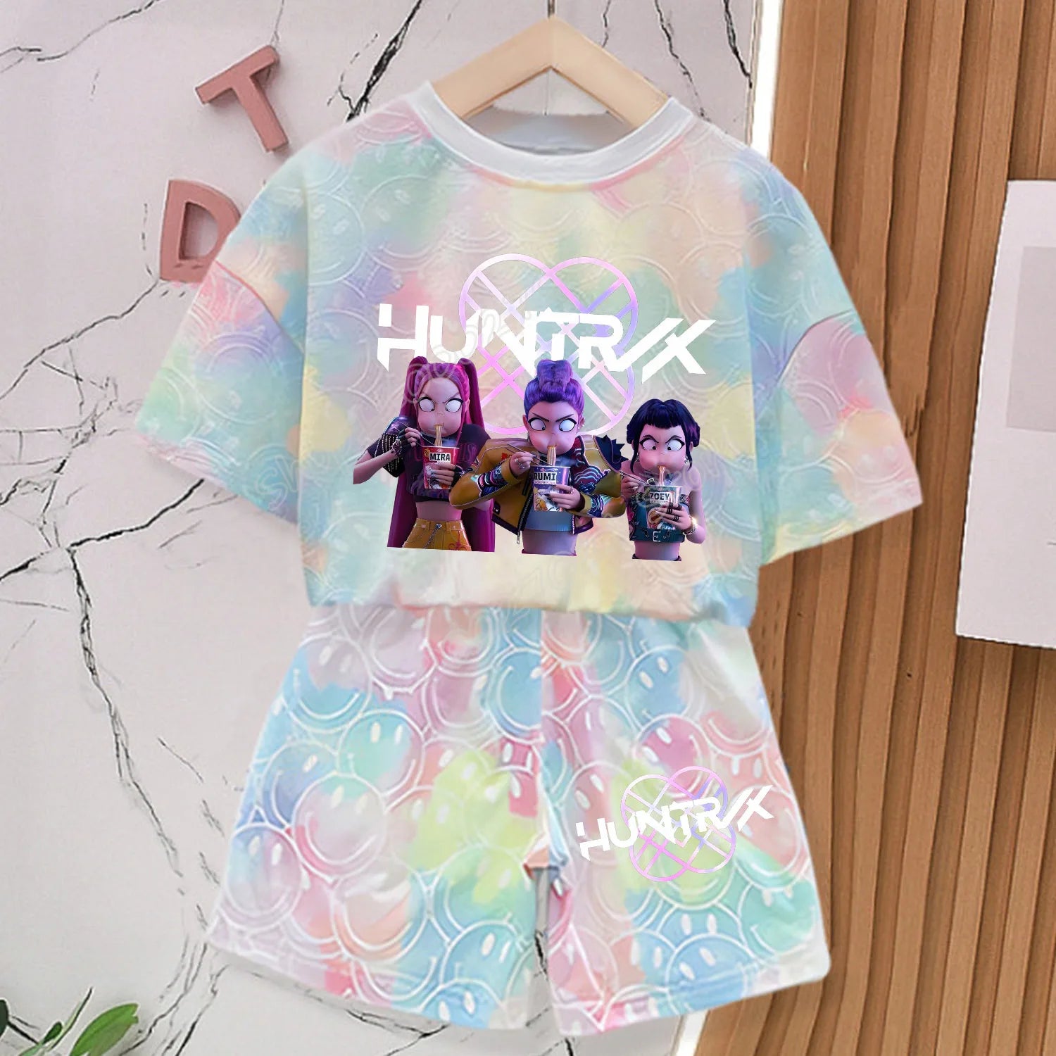 Nouvel ensemble T-shirt et pantalon KPOP Demon Hunters pour filles, vêtements d'été Kawaii avec visage souriant, tenues à manches courtes, pyjama pour enfants, cadeau